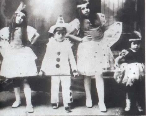 Эва Дуарте в возрасте двух лет (справа)