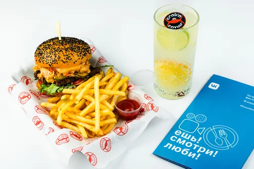 Beef&Crab Burger, картофель фри с пармезаном и классический лимонад из свежих цитрусов