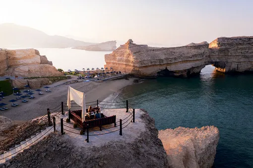 Пляж Shangri-La Al Husn, который местные жители называют «Черепаший пляж», выходит на природную достопримечательность — скалу Арка Маската. Через неё проходят рыбацкие лодки и прогулочные яхты