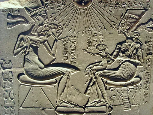 Нефертити приносит подношения богу Атону