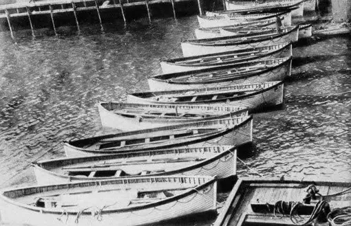 Спасательные шлюпки у причала судоходной компании White Star Line в Нью-Йорке, апрель 1912 года