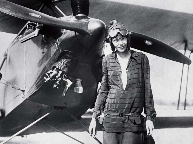 Амелия Эрхарт на фоне самолета