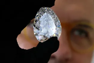 Размером с яйцо: в Европе продают гигантский белый бриллиант, который «искали» 256 лет