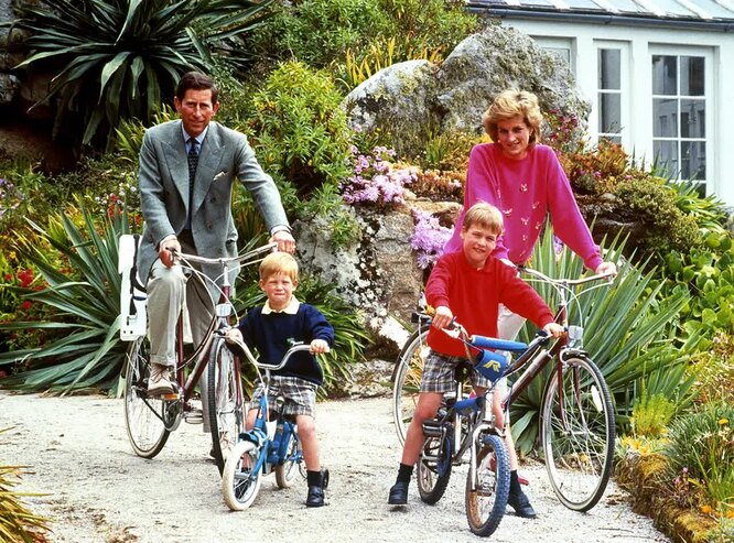 Принц Чарльз и принцесса Диана с принцами Гарри и Уильямом на островах Силли, 1989 год