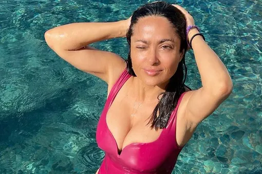 56-летняя Сальма Хайек похвасталась подтянутой фигурой в откровенном купальнике
