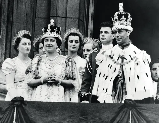 Королева-консорт Елизавета (в короне со знаменитым бриллиантом) рядом с супругом Георгом VI на церемонии коронации