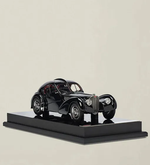 Bugatti Type 57 SC Atlantic — редкий пример модели автомобиля межвоенного периода в линейке Amalgam. В Британии за машинку в масштабе 1:8 просят почти £17 тыс.