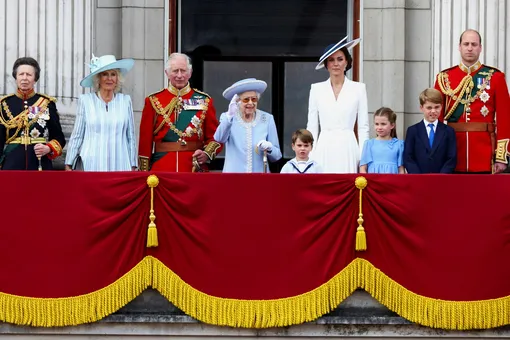 Принцесса Маргарет, королева-консорт Камилла, Карл III, Елизавета II, принц Луи, Кейт Миддлтон, принцесса Шарлотта, принц Джордж, принц Уильям на балконе Вестминстерского аббатства