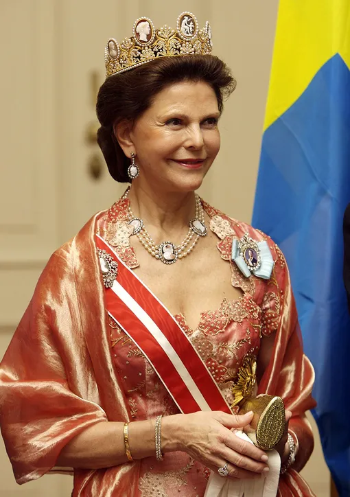 Королева Швеции Сильвия на приёме в Вене в 2008 году в тиаре с камеями, созданной для Жозефины Богарне Мари-Этьеном Нито, придворным ювелиром Наполеона I и основателем Chaumet