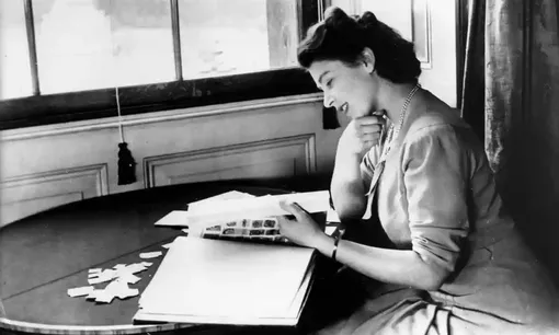 Елизавета смотрит на альбом с марками, 1950-е годы