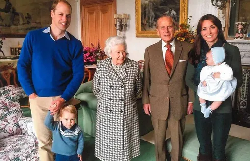 Елизавета II с принцем Филиппом и герцоги Кембриджские с