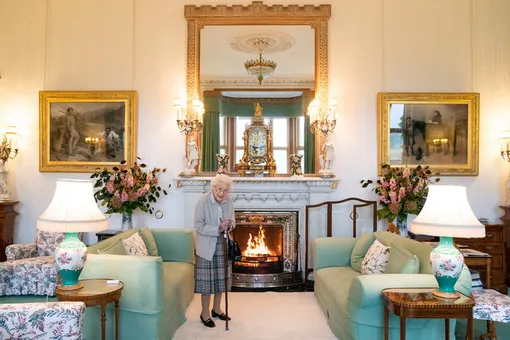 Последняя фотография Ее Величества. Королева Елизавета II в замке Балморал во время церемонии назначения Лиз Трасс новым премьер-министром Великобритании. 6 сентября 2022 года