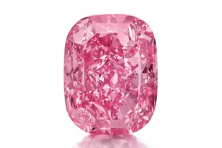 Розовый бриллиант с уникальным оттенком продадут на аукционе за астрономическую сумму
