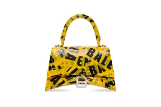 Balenciaga предложил купить обтянутую изолентой сумку «по спецзаказу Ким Кардашьян» Balenciaga предложил купить обтянутую изолентой сумку «по спецзаказу Ким Кардашьян»