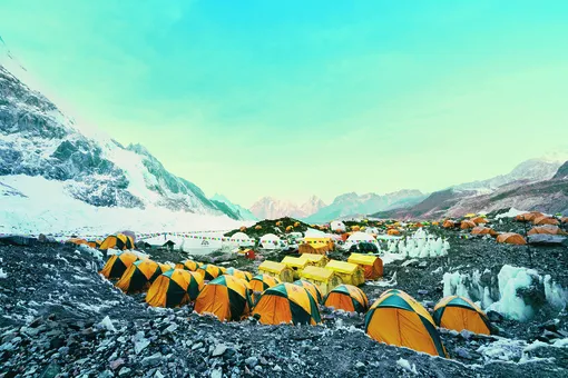 Палатки Climbing the Seven Summits в базовом лагере Эвереста