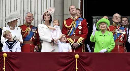 Принц Чарльз, Кейт Миддлтон, принц Уильям, Елизавета II на параде в Букингемском дворце