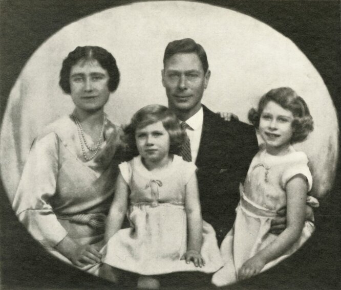 Принцесса Елизавета с родителями и младшей сестрой Маргарет в 1933 году