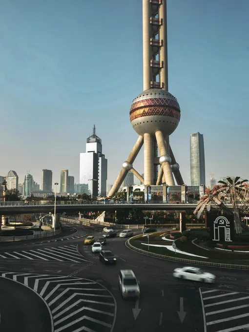 Футуристические очертания Шанхая, его ультрасовременные небоскрёбы и многоуровневые авторазвязки курьёзно — на взгляд постсоветского человека — контрастируют с социалистической символикой Футуристические очертания Шанхая, его ультрасовременные небоскрёбы и многоуровневые авторазвязки курьёзно — на взгляд постсоветского человека — контрастируют с социалистической символикой