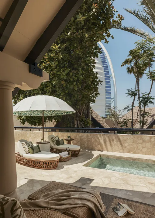 Вид с приватной террасы на вилле в Jumeirah Beach открывает глазу символ Дубая — легендарный отель-парус Jumeirah Burj Al Arab, который словно неспешно плывёт по волнам Персидского залива Вид с приватной террасы на вилле в Jumeirah Beach открывает глазу символ Дубая — легендарный отель-парус Jumeirah Burj Al Arab, который словно неспешно плывёт по волнам Персидского залива