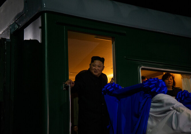 Ким Чен Ын выходит из своего бронированного поезда