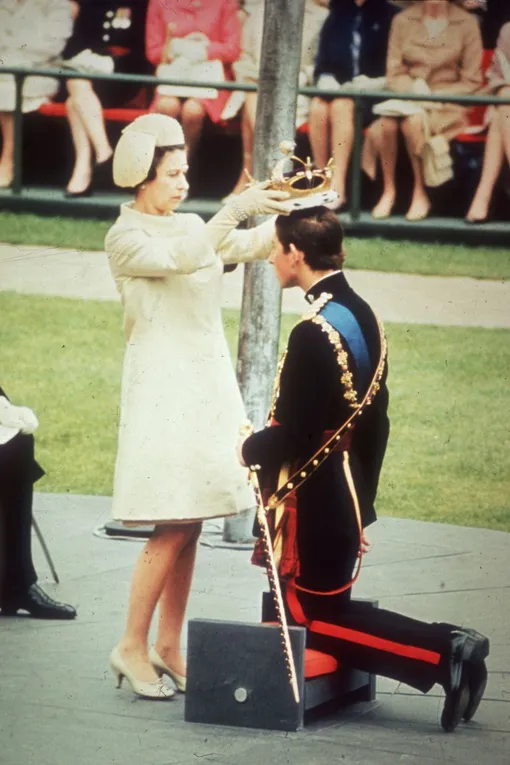 Королева Елизавета II и принц Чарльз на церемонии инвеституры в 1969 году