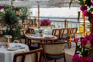 Морские ежи под водой в меню и гастротеатр: 10 мест для тех, кто прилетел в Дубай