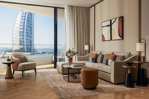 Авторские интерьеры всех люксов, номеров и резиденций Jumeirah Marsa Al Arab обставлены дизайнерской мебелью и декорированы натуральными материалами Авторские интерьеры всех люксов, номеров и резиденций Jumeirah Marsa Al Arab обставлены дизайнерской мебелью и декорированы натуральными материалами