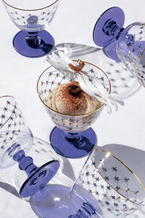 Новогодний десерт «Нессельроде» по рецепту XIX столетия: сфера из каштанового крема с вишнёвым шнапсом, миндальным бисквитом, шоколадными пластинками и маринованными в вине ягодами и цукатами