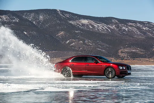 Bentley Flying Spur W12 установил рекорд максимальной средней скорости на льду Байкала