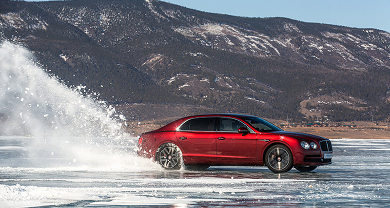 Bentley Flying Spur W12 установил рекорд максимальной средней скорости на льду Байкала