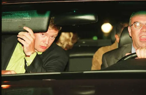 Принцесса Диана и Доди Аль-Файед в автомобиле в Париже незадолго до смертельной аварии. На переднем плане водитель Анри Поль и телохранитель пары Тревор Рис-Джонс. Последний единственный, кто остался в живых после ДТП.