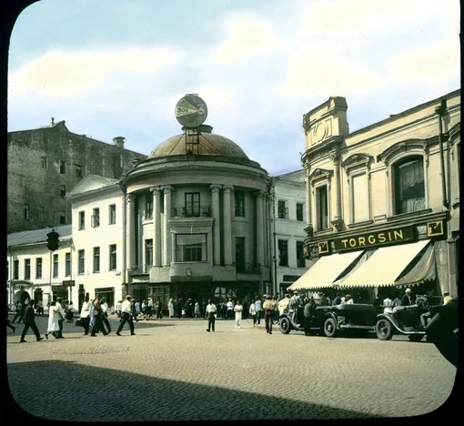 Вид на дом Анненковой в 1931 году, в эпоху торгсинов и открытых автомобилей на московских улицах Вид на дом Анненковой в 1931 году, в эпоху торгсинов и открытых автомобилей на московских улицах