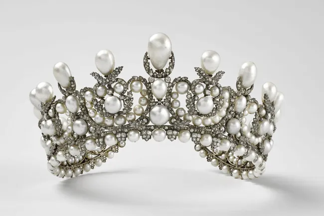 Все, что известно о 8 ювелирных шедеврах, похищенных во время ограбления Лувра