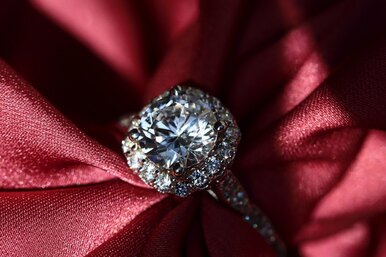 Женщина смыла обручальное кольцо с бриллиантом в унитаз. Оно вернулось к ней спустя годы