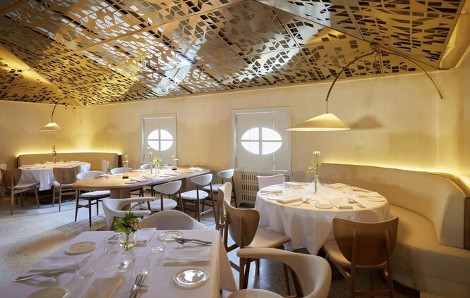 Кухню ресторана Artest с двумя звездами Michelin возглавляет шеф-повар из Петербурга Артем Естафьев — на создание блюд его вдохновляют природные образы — речной порог, морской риф, грозовая туча, песчаный карьер
