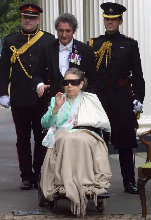 Принцесса Маргарет, перенесшая несколько микроинсультов, посещает 101-й день рождения королевы-матери, 2001 год