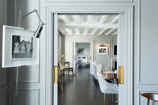 Люкс Ponte Vecchio Suite на шестом этаже Portrait Firenze занимает более 120 квадратных метров: это две спальни с отделанными мрамором ванными и гардеробными, а также гостиная, столовая зона, лаундж и терраса Люкс Ponte Vecchio Suite на шестом этаже Portrait Firenze занимает более 120 квадратных метров: это две спальни с отделанными мрамором ванными и гардеробными, а также гостиная, столовая зона, лаундж и терраса