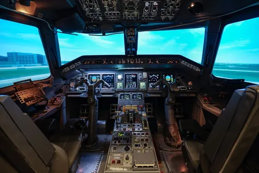 Кабина пилота в Embraer ERJ-135