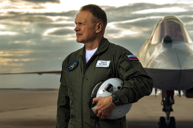 Яркие коллаборации осени: Эрмитаж и Samsung, часы «Ракета» с «Сухим», теннис с чемпионом «Большого шлема» на Мальдивах