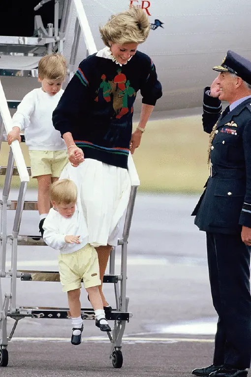 Принцесса Диана с принцами Уильямом и Гарри в аэропорту Абердина, 1986 год