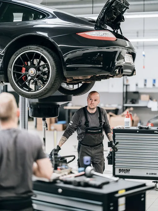 Механик в мастерской Porsche